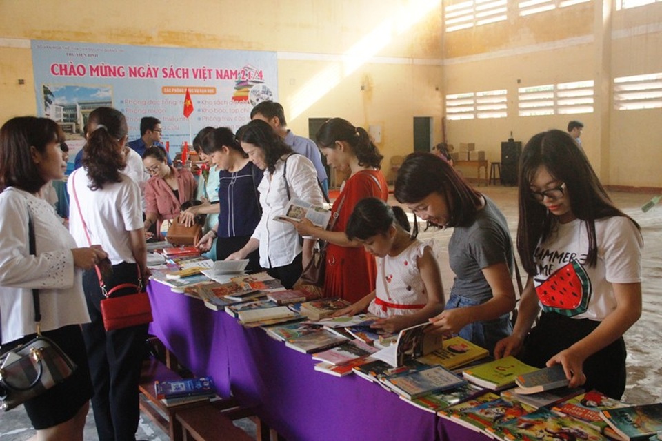 Đông đảo người dân tham quan, đọc sách