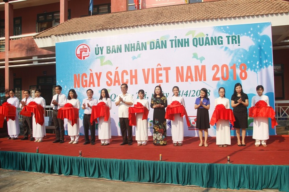 Đại diện các đơn vị cắt băng khai mạc ngày sách Việt Nam