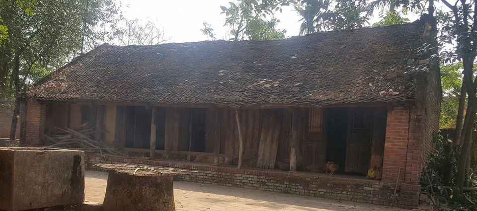 Khởi tố đối tượng bị cáo buộc giết em trai và hàng xóm vì con gà - 2
Ngôi nhà cấp 4 xuống cấp nghiêm trọng nơi nghi phạm Dương Minh Sơn sinh sống, cạnh nhà em trai