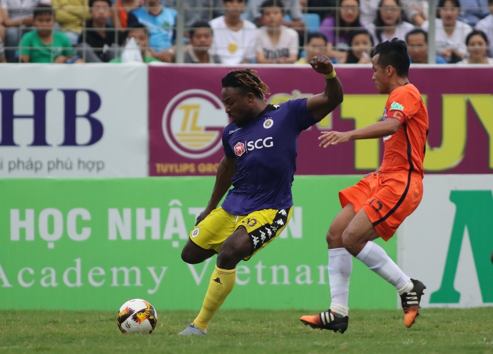 Ngoại binh lập hat-trick, Hà Nội thắng đậm SHB Đà Nẵng - 1
Oseni tỏa sáng với cú hattrick - Ảnh: Khánh Quang