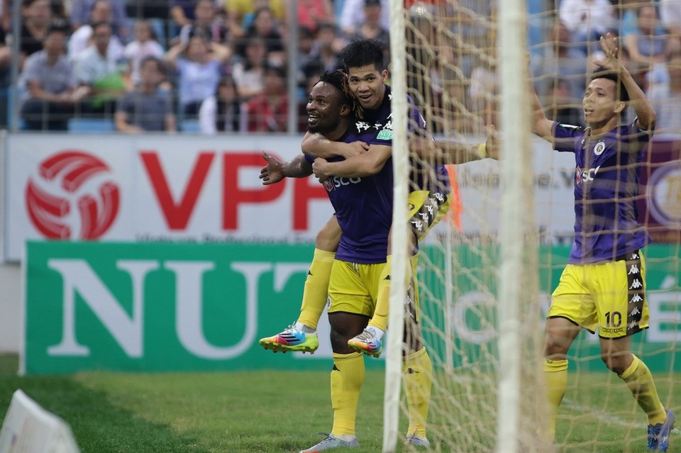Ngoại binh lập hat-trick, Hà Nội thắng đậm SHB Đà Nẵng - 3
Hà Nội vươn lên dẫn đầu bảng V-League - Ảnh: Khánh Quang