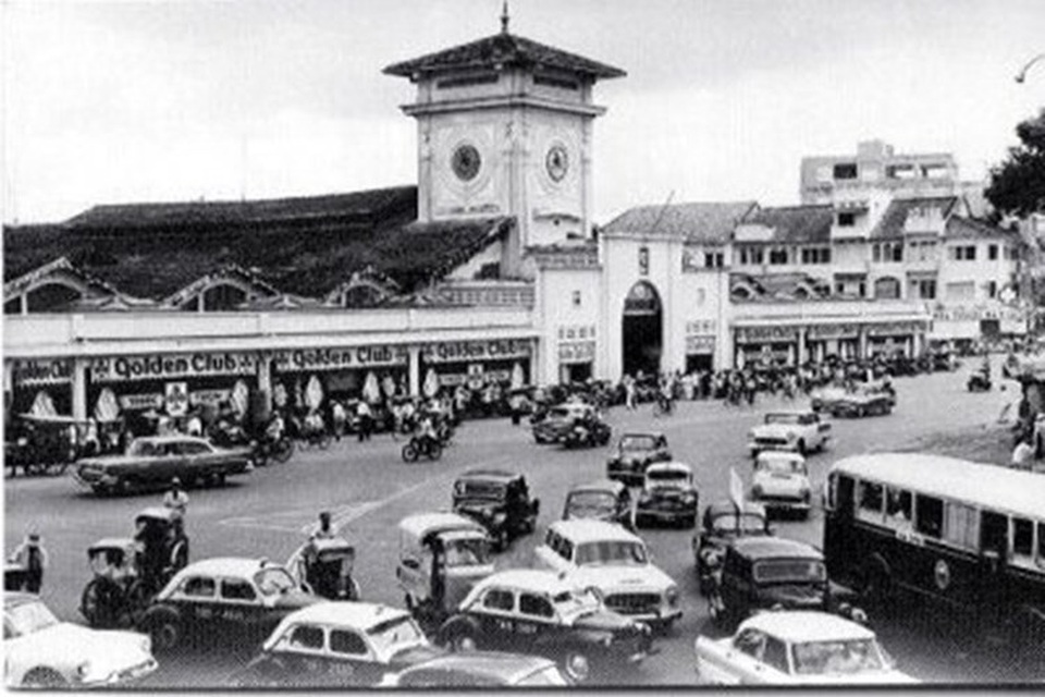 Hoài niệm với chùm ảnh đường phố Việt Nam những thập niên 1950, 1960 - 4 Được mệnh danh là hòn ngọc Viễn Đông trong thập niên 60-70, Sài Gòn khi đó khiến nhiều người bất ngờ không chỉ từ các toà nhà cao tầng, các công trình kiến trúc khang trang hay những con phố rực rỡ ánh đèn, mà còn từ dòng phương tiện hiện đại đi lại trên phố