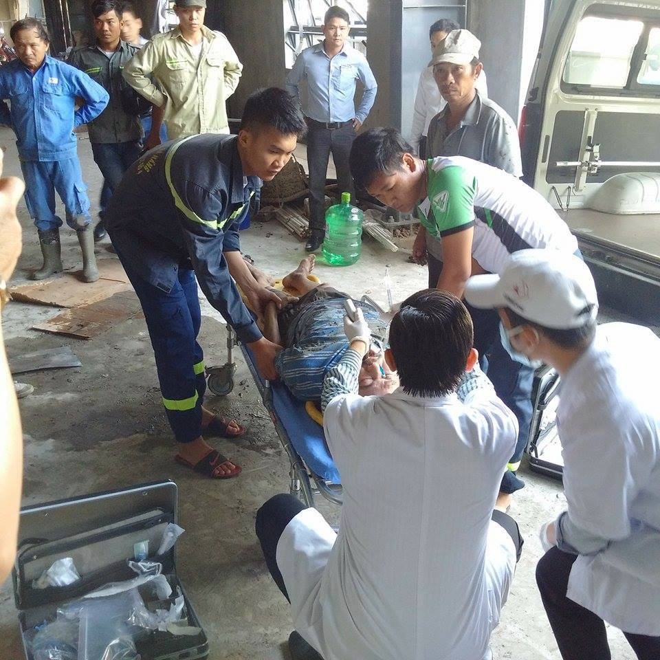 Sập giàn giáo công trình, 2 công nhân bị thương - 1 Lực lượng chức năng sơ cứu cho người bị thương