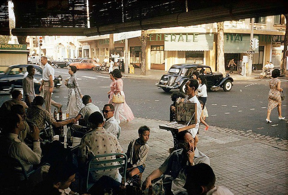 Hoài niệm với chùm ảnh đường phố Việt Nam những thập niên 1950, 1960 - 6 Nhịp sống Sài Gòn tại những quán cà phê ở góc đường Tự Do (Đồng Khởi ngày nay).