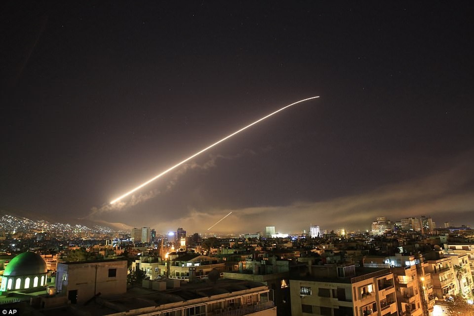 Vì sao Nga không đáp trả cuộc tấn công của Mỹ và đồng minh tại Syria? - 1 Tên lửa vụt sáng trên bầu trời Damascus trong cuộc không kích của Mỹ và các đồng minh hôm 14/4 (Ảnh: AP)