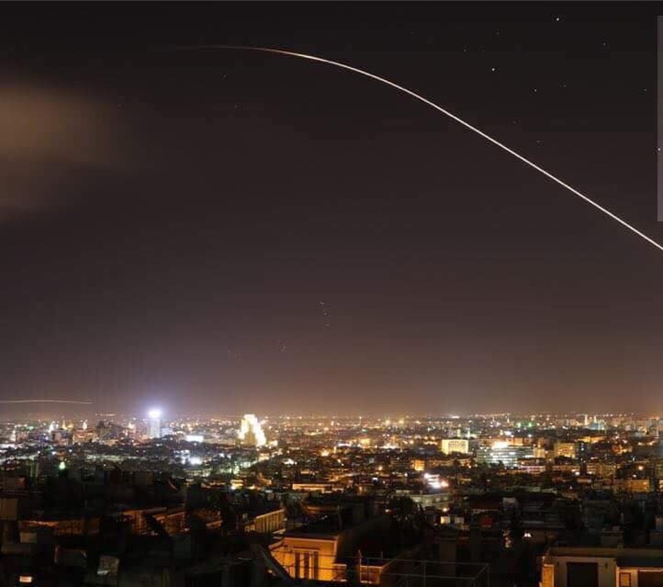 Tên lửa rực sáng bầu trời Syria sau lệnh tấn công của Tổng thống Trump - 7 Những hình ảnh được lan truyền trên mạng xã hội cho thấy những đốm sáng được cho là của tên lửa trên bầu trời thủ đô Damascus. (Ảnh: Reuters)