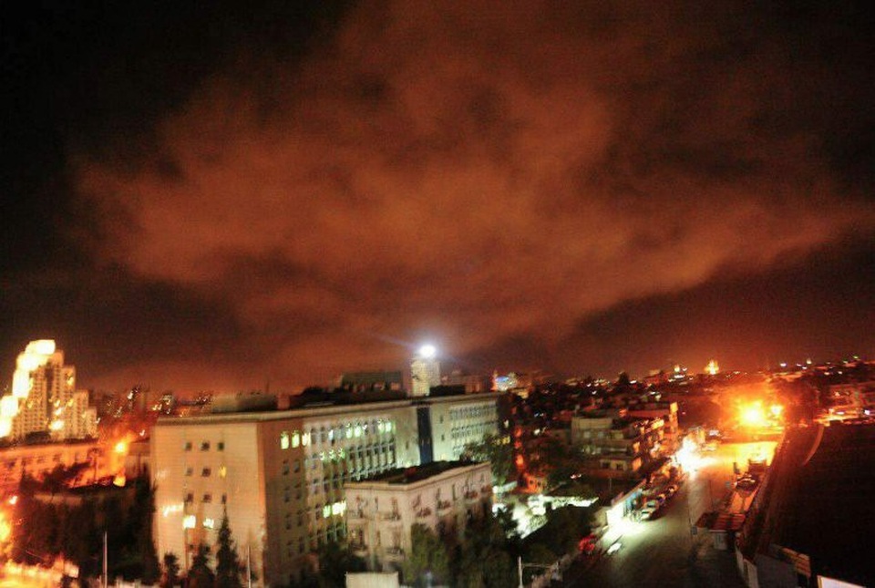 Tên lửa rực sáng bầu trời Syria sau lệnh tấn công của Tổng thống Trump - 10 Hiện chính quyền Syria chưa công bố con số chính thức về thiệt hại sau vụ tấn công, song Sputnik đưa tin ít nhất 6 người đã bị thương tại một căn cứ quân sự của Syria ở Homs. (Ảnh: Sputnik)