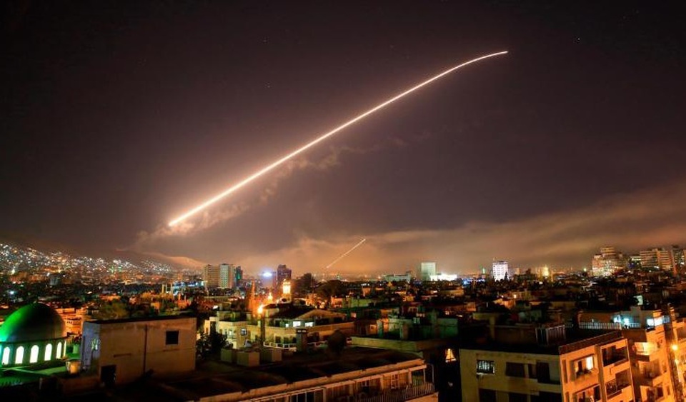 Mỹ và đồng minh dội hơn 100 tên lửa vào Syria - 1
Hình ảnh được cho là tên lửa bay trên bầu trời Syria ngày 14/4 (Ảnh: AP)