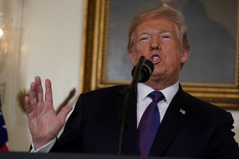 Tên lửa rực sáng bầu trời Syria sau lệnh tấn công của Tổng thống Trump - 1 Tổng thống Mỹ Donald Trump đã phát lệnh tấn công bằng tên lửa nhằm vào các cơ sở vũ khí hóa học của Syria vào sáng sớm nay 14/4 theo giờ địa phương sau khi cáo buộc chính quyèn Damascus gây ra vụ tấn công hóa học khiến hàng chục người chết ở thị trấn Douma. Trong ảnh: Tổng thống Trump phát biểu về Syria tại Nhà Trắng. (Ảnh: Reuters)