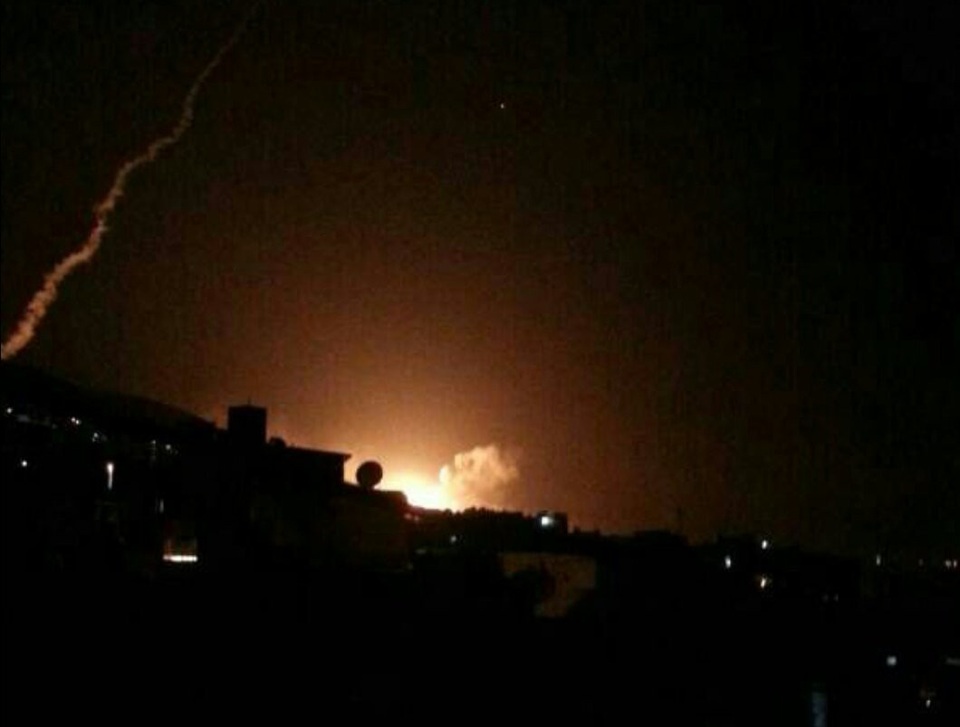 Hình ảnh nghi vấn đầu tiên về cuộc không kích của Mỹ nhằm vào Syria - 1 Tài khoản Arturas Kerelis đăng lên Twitter bức ảnh được cho là vụ tấn công của Mỹ tại Damascus với chú thích Nổ tại Syria. (Ảnh: Twitter)