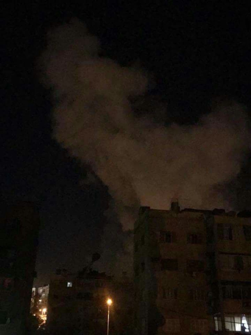 Hình ảnh nghi vấn đầu tiên về cuộc không kích của Mỹ nhằm vào Syria - 4
(Ảnh: Twitter)