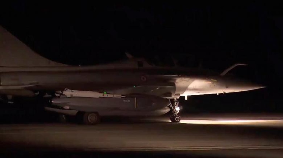 Tên lửa rực sáng bầu trời Syria sau lệnh tấn công của Tổng thống Trump - 3 Chiến dịch không kích Syria của liên minh Mỹ, Anh, Pháp hôm nay được cho là nhằm vào 3 mục tiêu ở Syria gồm: trung tâm nghiên cứu khoa học ở Damascus, kho vũ khí hóa học ở Homs, kho chứa nguyên liệu vũ khí hóa học gần kho vũ khí hóa học ở Homs. Trong ảnh: Một máy bay chiến đấu chuẩn bị cất cánh tham gia cuộc không kích tại Syria. (Ảnh: Reuters)