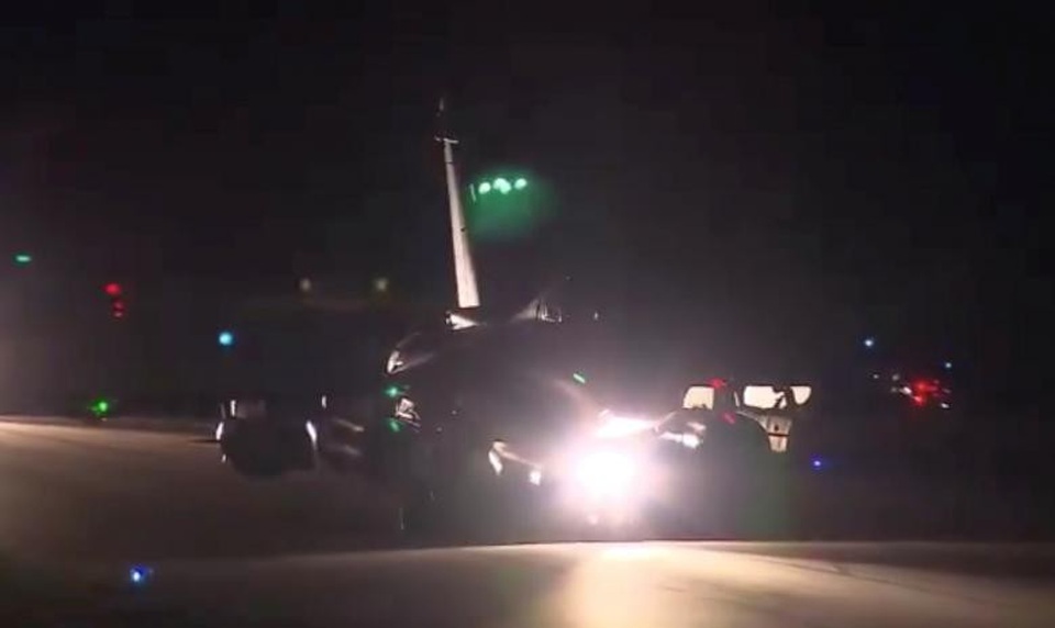 Tên lửa rực sáng bầu trời Syria sau lệnh tấn công của Tổng thống Trump - 4 Giới chức quốc phòng Mỹ cho biết cả máy bay chiến đấu và tàu chiến đều tham gia cuộc không kích lần này nhằm vào Syria. Hiện chưa rõ Mỹ và các đồng minh sử dụng những vũ khí nào. Trong ảnh: Máy bay chiến đấu của liên quân Mỹ, Anh, Pháp xuất kích . (Ảnh: Reuters)