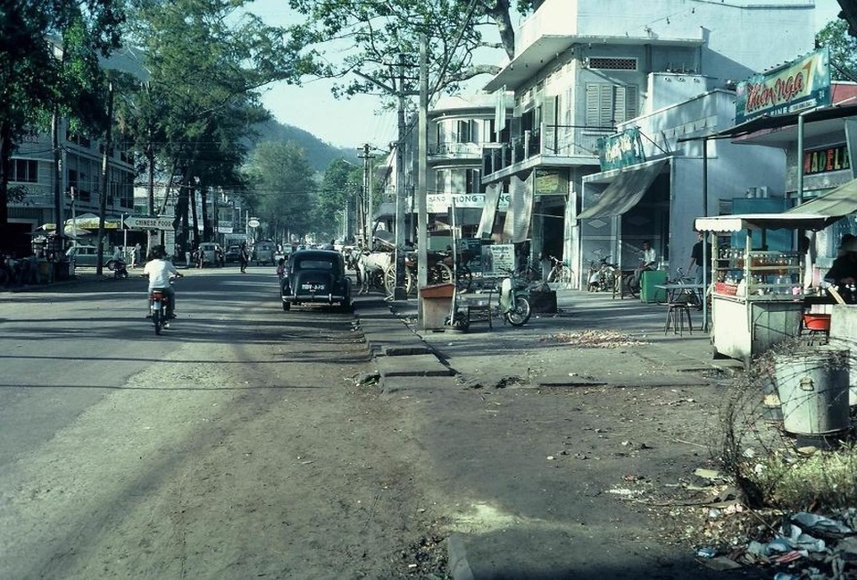 Hoài niệm với chùm ảnh đường phố Việt Nam những thập niên 1950, 1960 - 11 Một góc hoài niệm với những chiếc xe cổ đang tham gia giao thông.