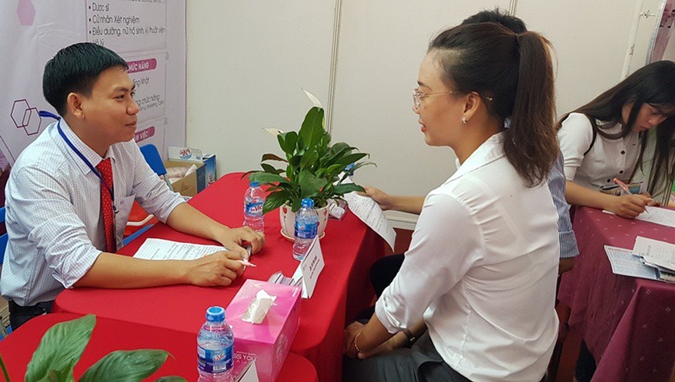 Cần Thơ: Ngày hội tuyển dụng thu hút hơn 1.000 bác sĩ, dược sĩ tương lai - 1 Các đơn vị y tế trực tiếp gặp gỡ các sinh viên Y, Dược khóa cuối để giới thiệu các chế độ đãi ngộ, chiêu mộ người tài về công tác.