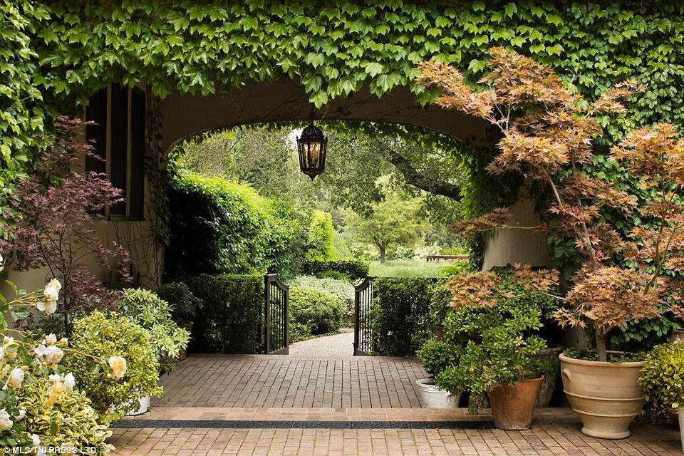 
Đây cũng là ngôi nhà khá cổ kính với 78 năm tuổi đời
