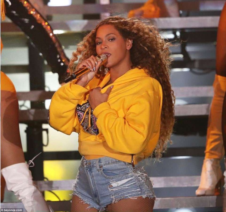 Beyonce tái xuất gợi cảm - 5
Bà mẹ ba con tràn đầy năng lượng trong màn diễn của mình