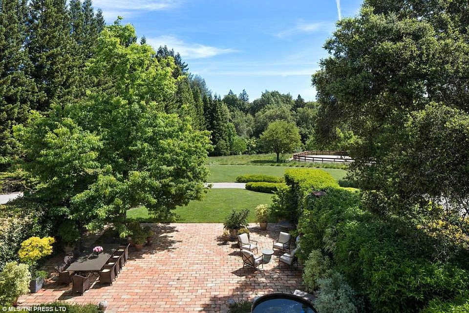 
Ngôi nhà rất bình yên nằm trong quần thể nhiều cây xanh và bãi cỏ
