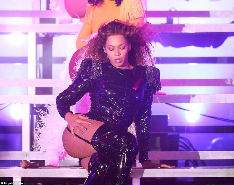 Beyonce tái xuất gợi cảm - 9
Mới sinh đôi hồi tháng 6 năm ngoái nhưng ngôi sao 38 tuổi đã lấy lại vóc dáng rất nhanh và thậm chí còn cuốn hút hơn xưa.