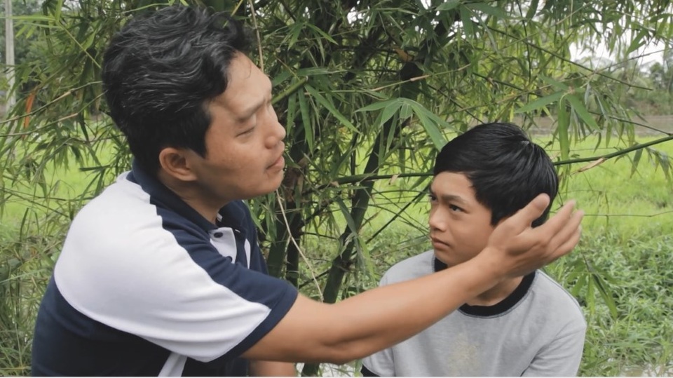 Cảm phục chàng hoạ sĩ khuyết tật dùng giọng hát viết ước mơ cho con - 2 Cảm phục chàng hoạ sĩ khuyết tật dùng giọng hát viết ước mơ cho con - 2