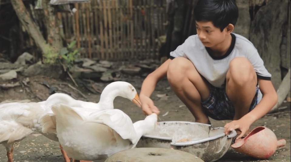 Cảm phục chàng hoạ sĩ khuyết tật dùng giọng hát viết ước mơ cho con - 3 Anh Lộc và cậu bé Khoa - con trai anh.