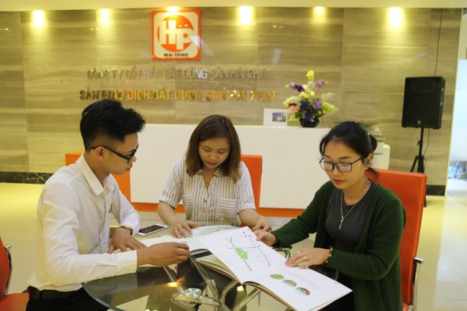 Hải Phát Land bứt phá lọt Top 3 sàn giao dịch BĐS xuất sắc nhất Việt Nam - 2 Nhân viên Hải Phát Land đang tư vấn cho khách hàng.