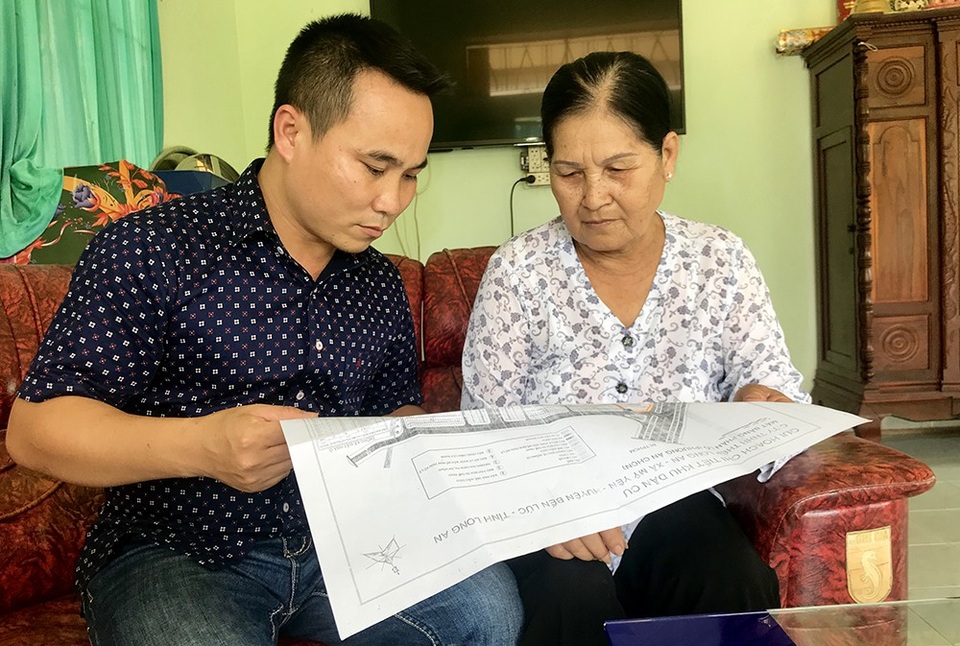 Hình ảnh khu dân cư ngổn ngang sau 14 năm thực hiện dự án khiến người dân ngao ngán! - 9 Bị thu hồi đất phục vụ dự án khu dân cư Mỹ Yên nhưng đến nay gia đình bà Hồ Thị Bé vẫn lận đận gửi đơn khiếu nại khắp nơi phản ánh những bất cập trong việc thu hồi đất và bố trí tái định cư tại dự án trên. Nhiều lần chính quyền sửa đổi quyết định giao đất nhưng cuối cùng phần bất lợi đang dồn về người dân.