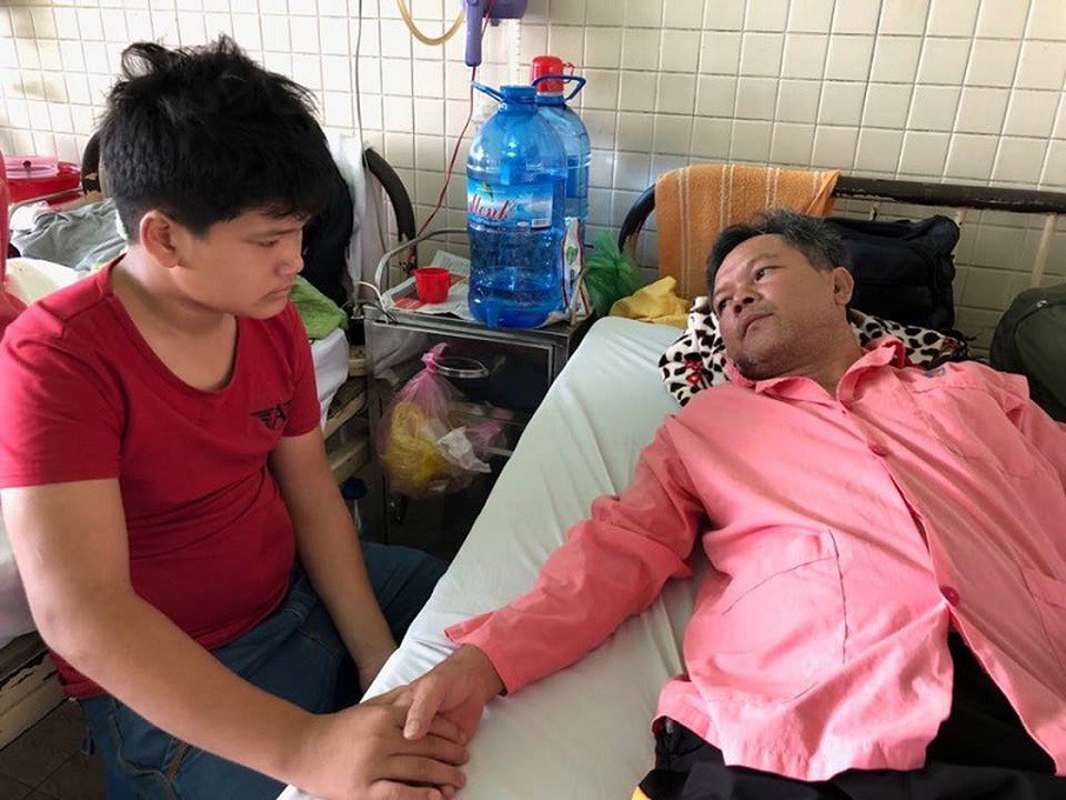 Thương người cha nghèo mong có 100 triệu đồng để cứu cẳng chân bị hoại tử - 1 Nhờ sức vóc hơn người, bé Anh Kiệt đang trở thành chỗ dựa cho người cha trong cảnh cùng đường