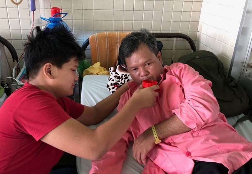 Thương người cha nghèo mong có 100 triệu đồng để cứu cẳng chân bị hoại tử - 3 Cậu bé không sợ vất vả, chỉ sợ cha phải chịu đau đớn và sợ mình phải nghỉ học