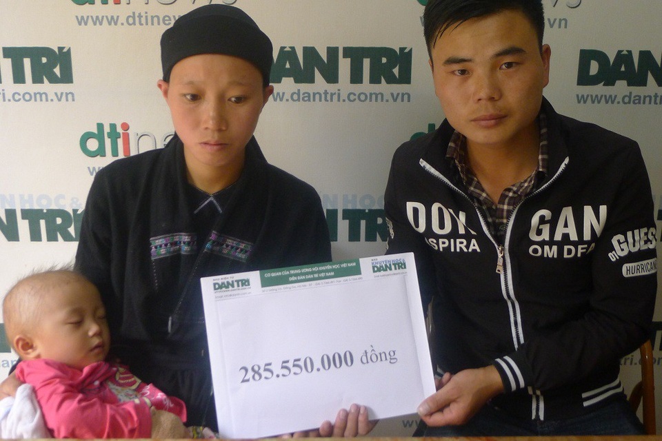 Gia đình em nhận số tiền bạn đọc báo điện tử Dân trí giúp đỡ tại cơ quan báo điện tử Dân trí.