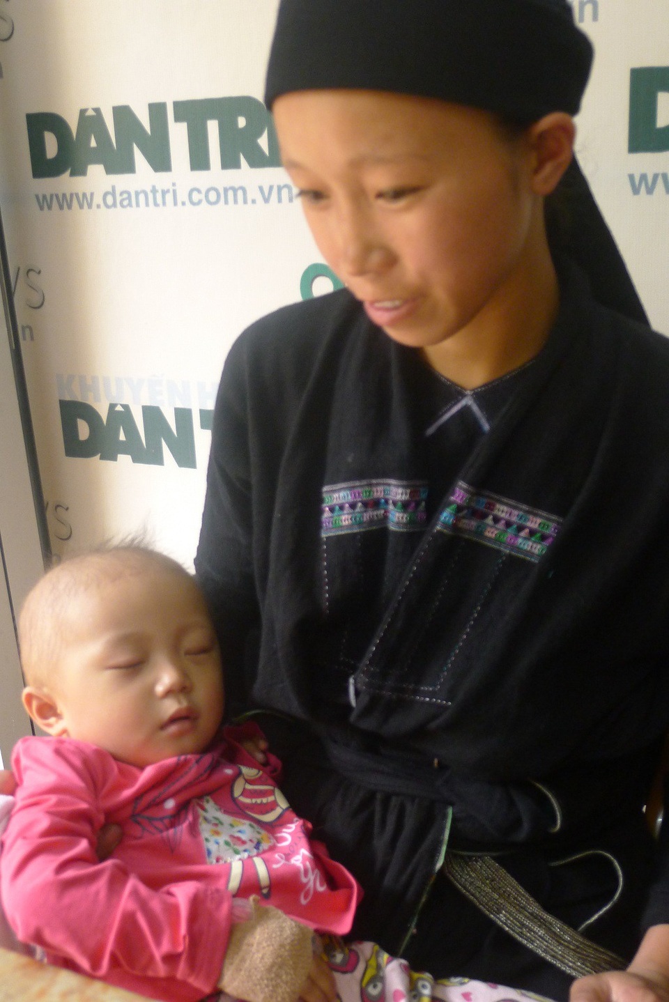 Em Dể vô cùng phấn khởi khi biết tin được bạn đọc báo điện tử Dân trí giúp đỡ.