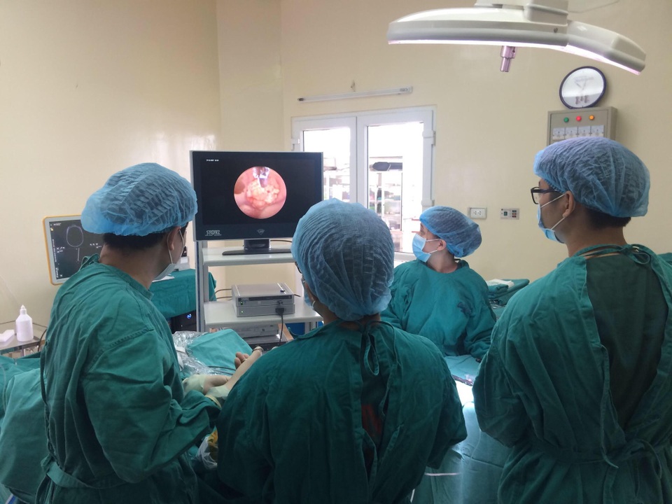 Đau đầu kéo dài, bàng hoàng phát hiện u não - 2 Các bác sĩ đã phải trải qua 4 giờ phẫu thuật để loại bỏ hoàn toàn khối u não cho bệnh nhân.