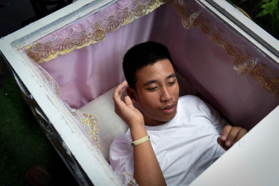 Bên trong quán cà phê tử thần ở Bangkok, Thái Lan - 3 Người đến với quán cà phê chủ yếu là giới trẻ