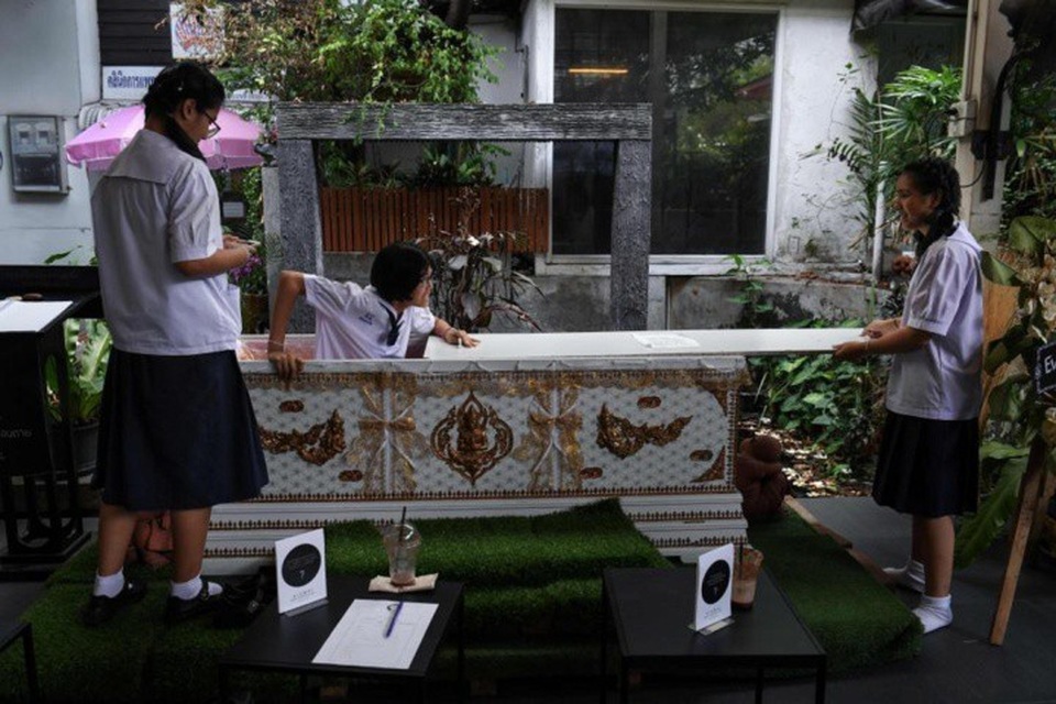 Bên trong quán cà phê tử thần ở Bangkok, Thái Lan - 4 Nhiều em học sinh được khuyến khích vào nằm trong quan tài vài phút