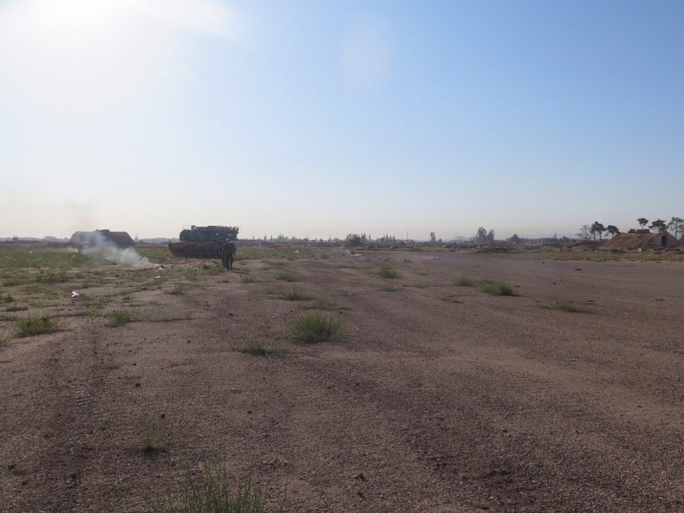 
Bên trong sân bay quân sự Syria ở Mezzeh, Damascus sau cuộc không kích của phương Tây. (Ảnh: Almarsnews)
