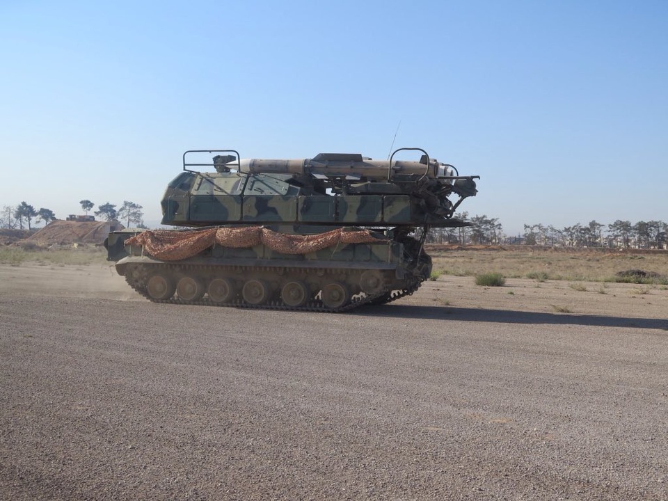 
Bên trong sân bay quân sự Syria ở Mezzeh, Damascus sau cuộc không kích của phương Tây. (Ảnh: Almarsnews)
