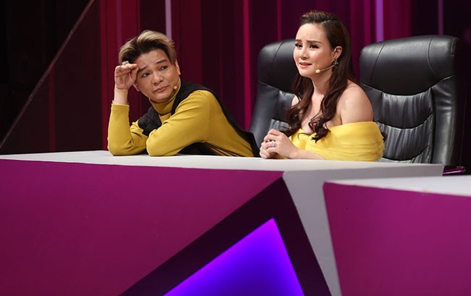 Xuất hiện trong chương trình với vai trò đội khách mời, ca sĩ Vũ Hà thể hiện thái độ chán nản khi Cindy hát chế Người lạ ơi...