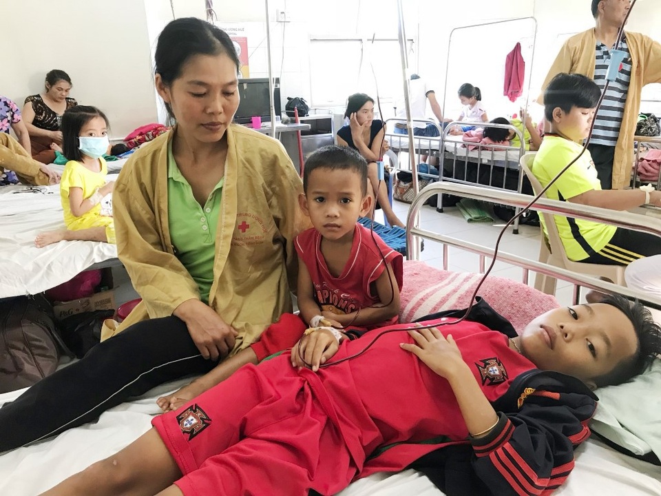Mẹ xót xa trước cảnh 2 con cùng mắc bệnh tan máu bẩm sinh - 2 Chị Hương bên 2 con trai đã hơn trăm lần vào bệnh viện để chuyền máu