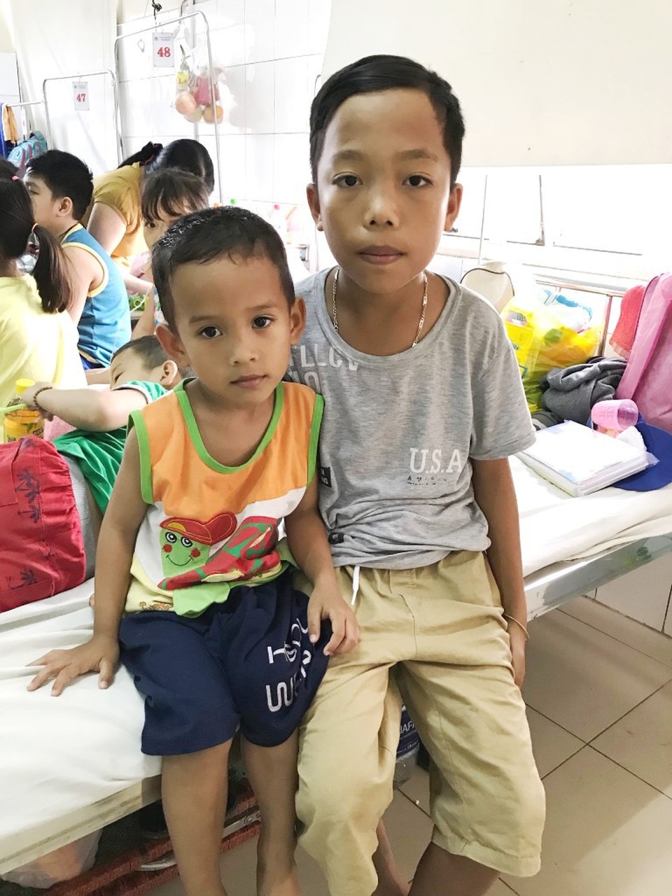 Mẹ xót xa trước cảnh 2 con cùng mắc bệnh tan máu bẩm sinh - 4 Từ lúc sinh ra, tuổi thơ Quy và Bảo đã bị bệnh tan máu bẩm sinh hành hạ làm cho các em ít có niềm vui trọn vẹn như bao người bạn cùng tuổi khác