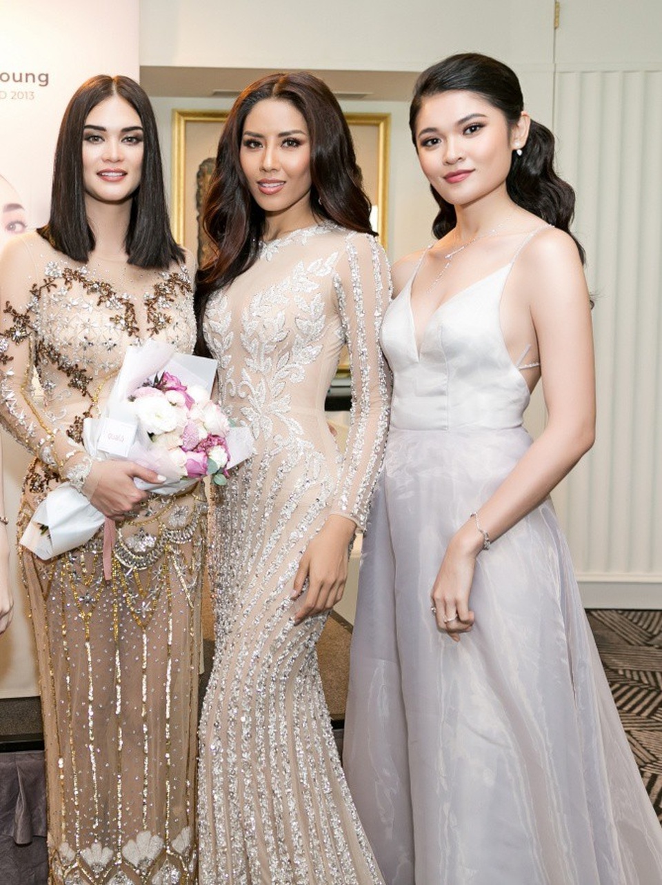 ...và Hoa hậu Hoàn vũ - Pia Wurtzbach trong chuyến đi của hai cô tới Việt Nam. Thuỳ Dung dành rất nhiều thời gian trò chuyện cùng hai nữ hoàng sắc đẹp thế giới và gửi lời mời cả hai quay trở lại Việt Nam khám phá du lịch trong tương lai gần. Trước lời đề nghị của Thuỳ Dung, Hoa hậu Pia Wurtzbach cho biết, cô muốn tham quan vịnh Hạ Long bởi nơi đây nổi tiếng có nhiều khung cảnh thiên nhiên tuyệt đẹp.