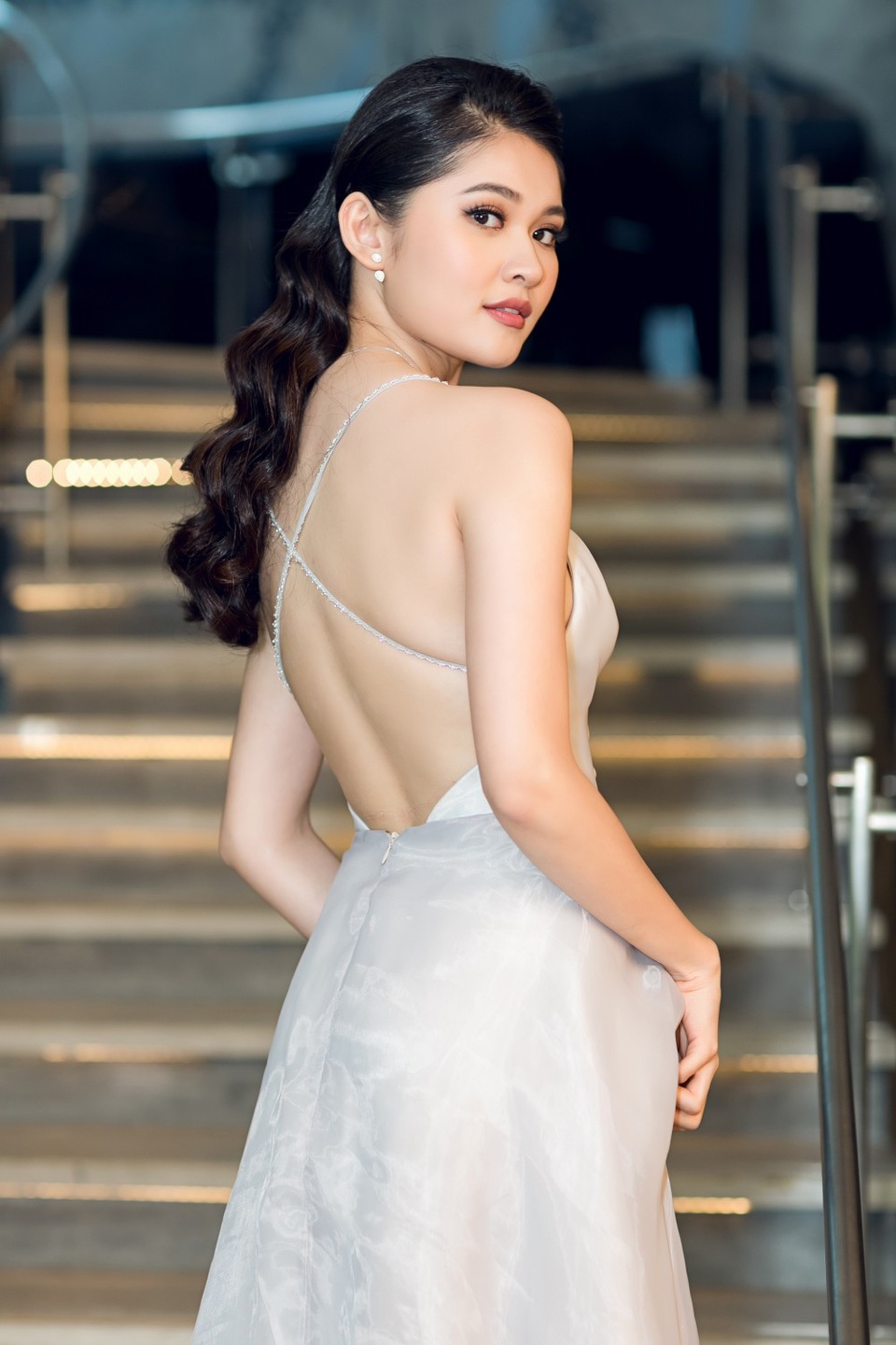 Á hậu Thuỳ Dung thu hút ánh nhìn với phong cách công chúa trong chiếc váy bay bổng. Phần thiết kế hai dây giúp Á hậu Việt Nam khoe khéo bờ vai và lưng trần gợi cảm.