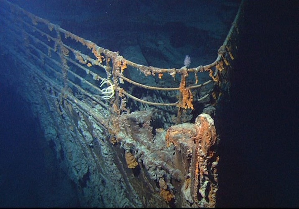 10 điều bí ẩn về vụ đắm tàu Titanic khiến 1.500 người thiệt mạng - 10
Phần mũi tàu bị ảnh hưởng nhiều do đốt nóng liên tục trong nhiều tuần: Theo New York Time, sức nóng từ lò đốt than đá trong hầm tàu đã làm yếu phần đầu tàu bắt đầu từ khoảng 3 tuần trước khi khởi hành đi New York. Chứng cứ này được tiết lộ bởi nhà báo người Ireland, Senan Molony đã nghiên cứu thảm họa Titanic trong suốt 30 năm qua.