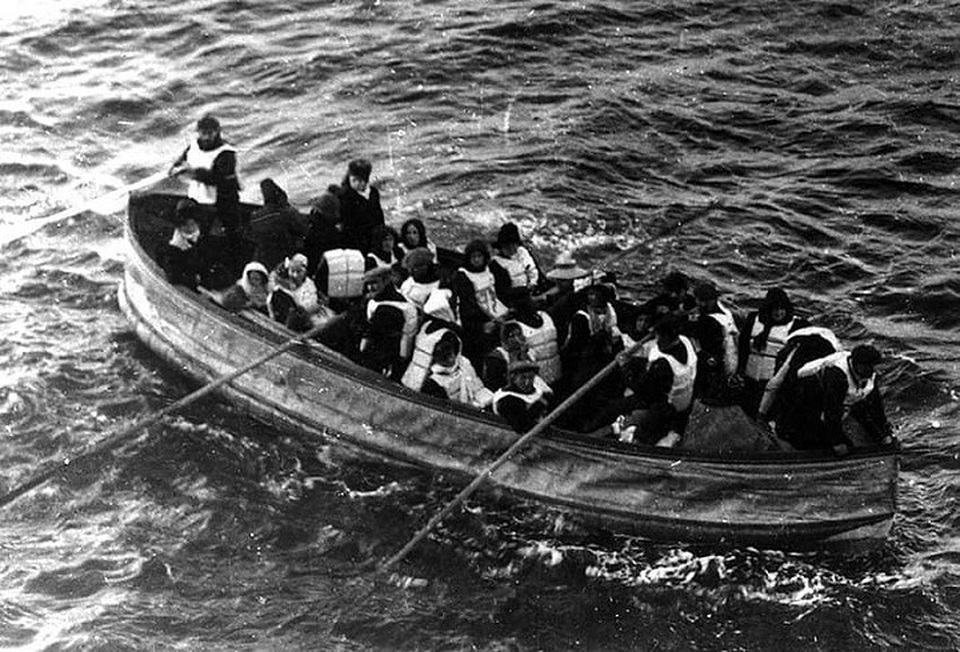 10 điều bí ẩn về vụ đắm tàu Titanic khiến 1.500 người thiệt mạng - 2
Xuồng cứu nạn không chở hết trọng tải: Sau một giờ đâm phải tảng băng, một chiếc xuồng cứu hộ đã được hạ xuống. Theo kênh History Channel, chiếc xuồng này được thiết kế để chở được 65 người nhưng thực tế, thời điểm đó chỉ có 28 người đã trèo lên xuồng. Trong khi đó, hầu hết các xuồng cứu nạn được hạ xuống khi tàu đang chìm đều còn rất nhiều chỗ trống.