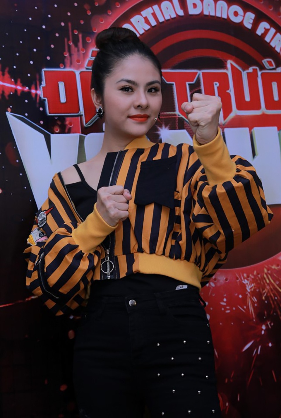 Vân Trang gây sốc khi tung chiêu kẹp cổ thí sinh nam khi làm giám khảo - 3 Trong tập đầu tiên, diễn viên Vân Trang bất ngờ xuất hiện trong vai trò giám khảo khách mời. Nữ diễn viên còn hóm hỉnh chia sẻ bản thân đang mong chờ một vai diễn hành động trên màn ảnh và sẽ sẵn sàng lên sân khấu để đánh, đấm nếu như nhận được sự yêu cầu của thí sinh.
