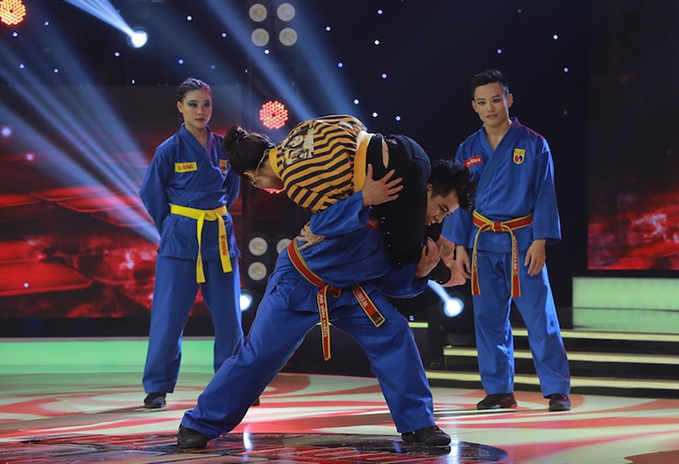 Vân Trang gây sốc khi tung chiêu kẹp cổ thí sinh nam khi làm giám khảo - 7 Sau đó, Vân Trang còn khiến cả khán phòng “há hốc” khi nữ diễn viên lên sân khấu và tung chiêu kẹp cổ đặc trung của võ Vovinam.