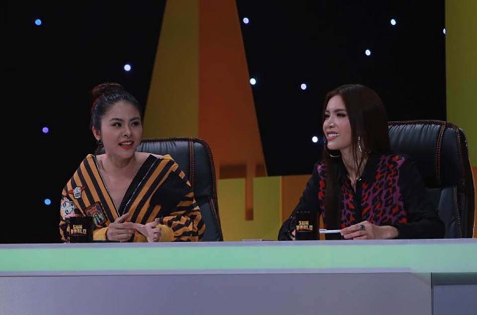 Vân Trang gây sốc khi tung chiêu kẹp cổ thí sinh nam khi làm giám khảo - 6 Tuy nhiên, Vân Trang lại cho rằng lần lỗi nhịp đó hệt như các bạn đang nhảy tự do làm cho cô nàng ngẩn ngơ theo. Nữ diễn viên còn đặc biệt khen ngợi độ oách, “ngầu hầm” của các thành viên nữ trong nhóm. Minh Tú thì lại thích thú trước thần thái rất cá tính của trưởng nhóm Kim Thuỳ.
