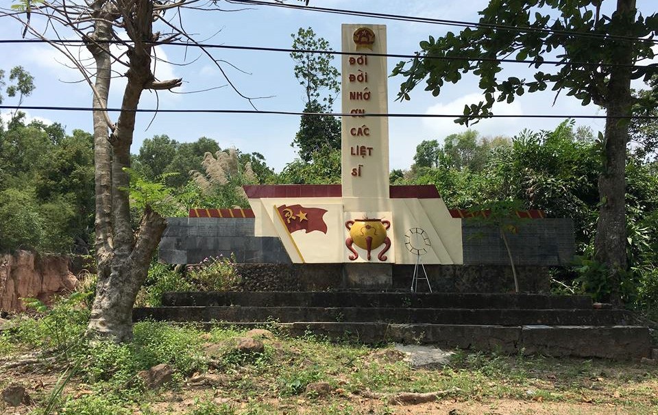 Tượng đài liệt sĩ trên đảo Phú Quốc bị "lãng quên"? - 1
Tượng đài nằm trên tuyến đường huyết mạch Trần Hưng Đạo, sát với trung tâm huyện Phú Quốc và cách UBND xã Dương Tơ chỉ 500m.
