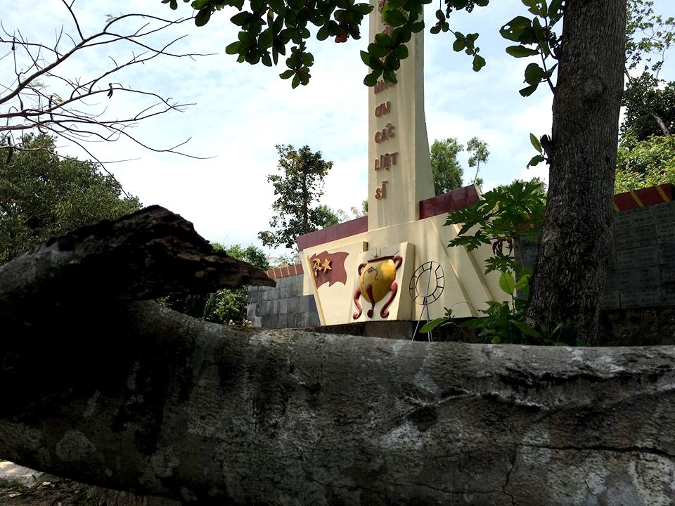 Tượng đài liệt sĩ trên đảo Phú Quốc bị "lãng quên"? - 2
Cây đổ ngang, chết khô trong khuôn viên đặt tượng đài.
