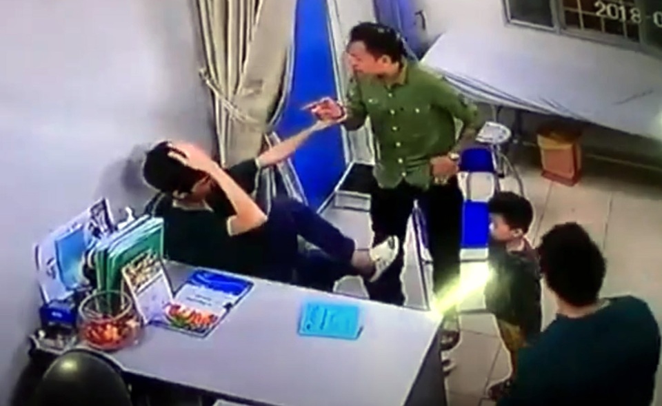 Cơ quan điều tra thông tin vụ bác sỹ BV Xanh Pôn bị người nhà bệnh nhân hành hung - 1 Hình ảnh vụ việc được camera ghi lại. (Ảnh cắt từ clip)