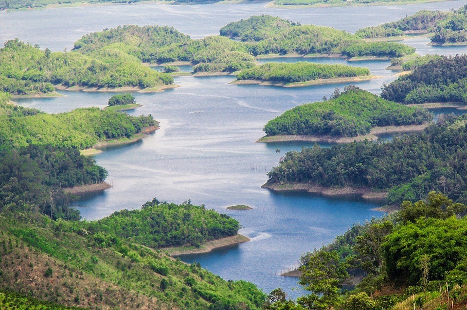 Năm 2010, khi hai nhà máy thủy điện trên sông Đồng Nai ngăn dòng tích nước, một vùng đất rộng lớn thuộc Khu bảo tồn thiên nhiên Tà Đùng bị nhấn chìm. Những quả đồi xưa kia là nhà, là rẫy của cộng đồng Châu Mạ ngày nay trở thành những hoang đảo nổi trên mặt nước mênh mông.